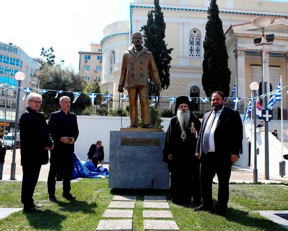 Marinakis donates seafarer monument to Piraeus