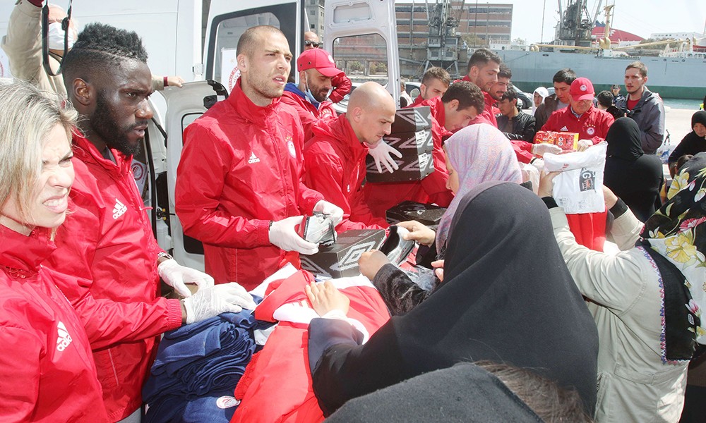Top Greek footballers help refugees in port city of Piraeus
