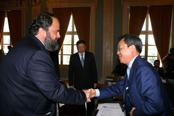 Evangelos Marinakis and Cosco Managing Director Xu Lirong